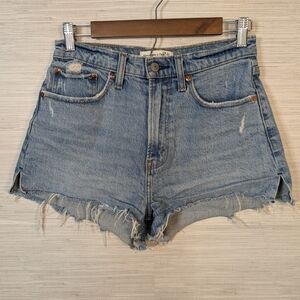 Abercrombie & Fitch The Mom Short High Rise- Light Wash 4 27 Curve Love A&F
